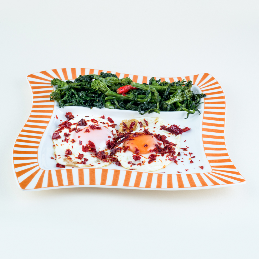 Uova fritte con contorno